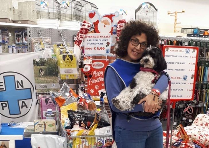 Volontari ad una raccolta cibo